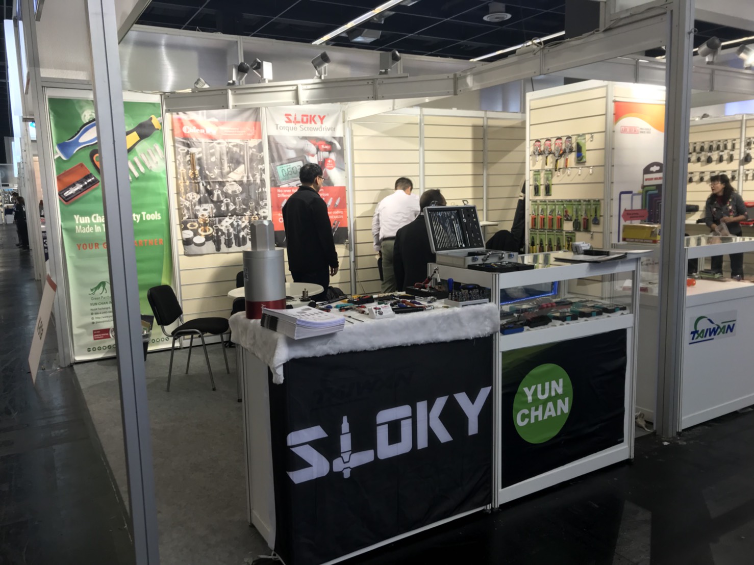 Sloky in fiera EISENWARENMESSE padiglione 2.2 stand n. F49 dal 4 al 7 marzo a Colonia con tutte le nuove applicazioni inclusi mini adattatori
Adatto per cellulare, drone, radio, fotocamera, computer, elettrodomestici e dispositivi 3C
